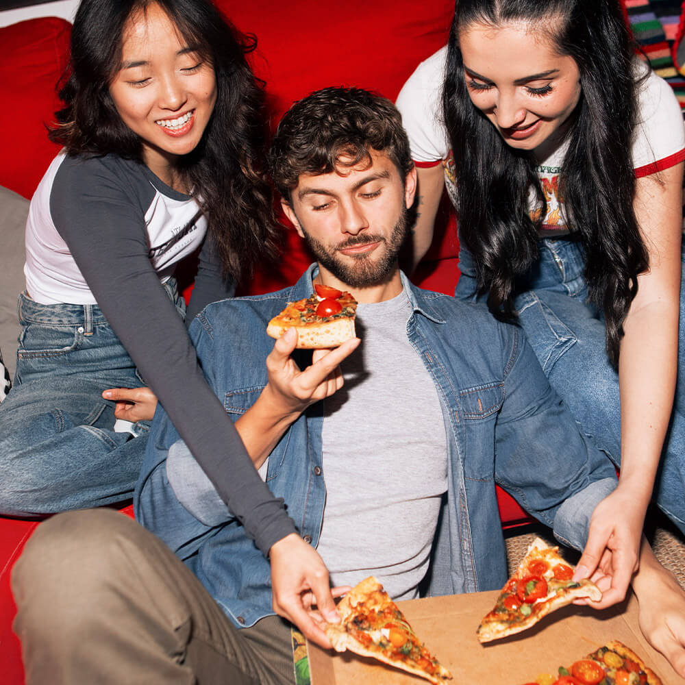Friends eating pizza